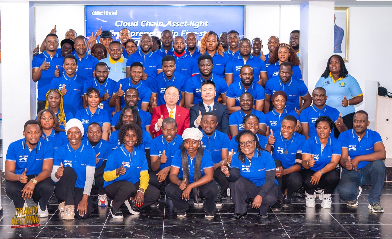 Les leaders de TIENS DS-COM réunis en polo bleu lors d’un événement Global Leaders