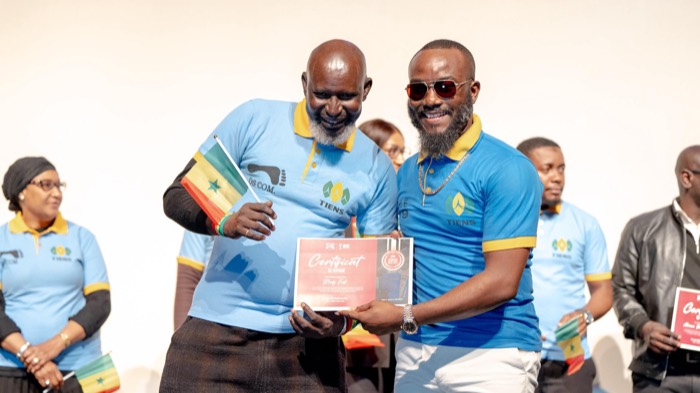 BBS — Remise d’une distinction entre deux membres en polo TIENS