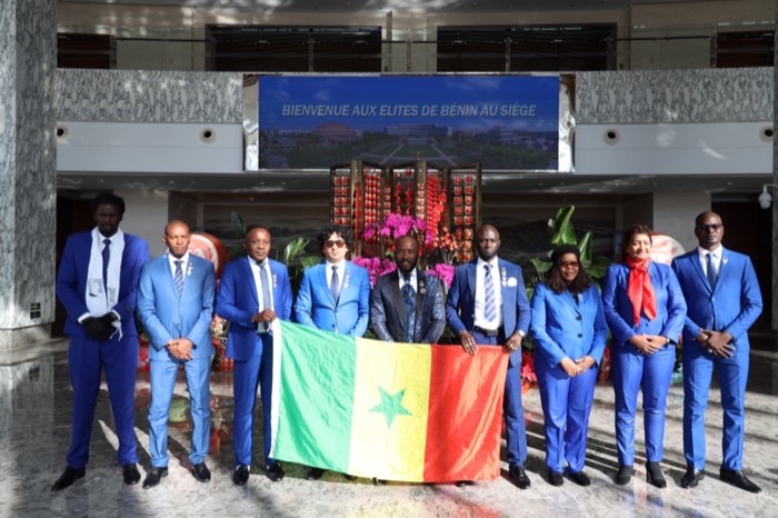 BBS — Délégation en costume avec le drapeau du Sénégal