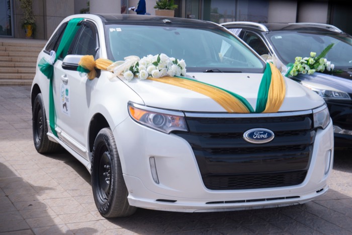 BBS — Véhicule blanc décoré de rubans aux couleurs du Sénégal