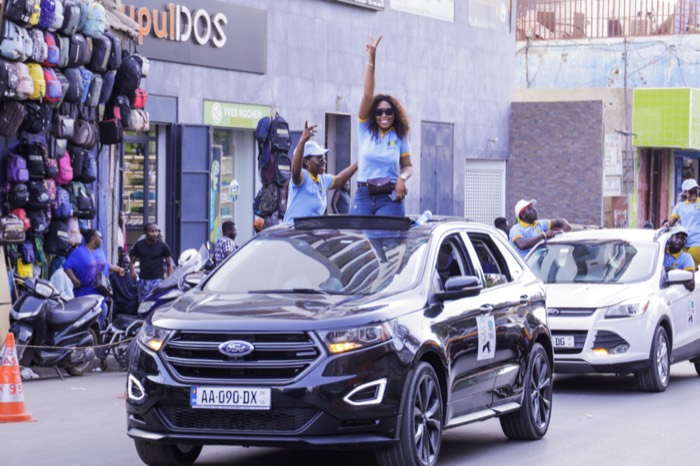 BBS — Cortège de véhicules dans la rue, une gagnante debout sur le toit