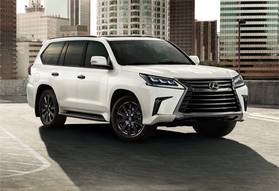 Grand SUV blanc en ville